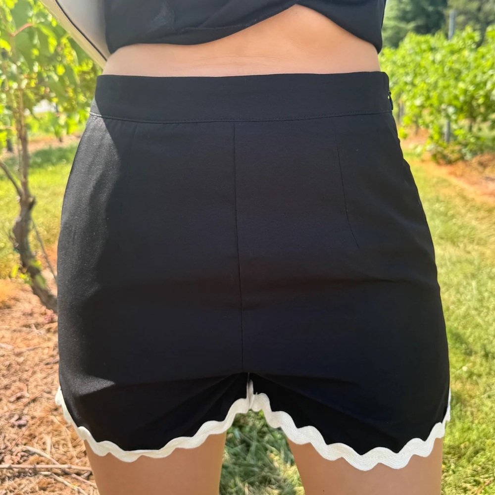 Black and White shorts perfect for rush or business casual outfit. Size Small